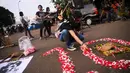 Massa juga terlihat menaburkan bunga dengan membentuk angka 10, Jakarta, (4/9/14). (Liputan6.com/Faizal Fanani)