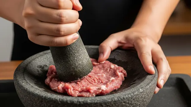 Menumbuk Daging Menggunakan Ulekan