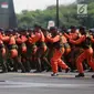 Anggota TNI AU melakukan bela diri selama Peringatan HUT ke-72 TNI AU di Lanud Halim Perdanakusuma, Jakarta, Senin (9/4). Acara diisi dengan kegiatan seperti upacara, defile anggota TNI AU, dan manuver pesawat tempur. (Merdeka.com/ Iqbal S. Nugroho)