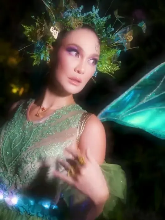 Di bagian rambut terlihat hiasan di kepala yang membuat penampilannya semakin memukau. [instagram/lunamaya]