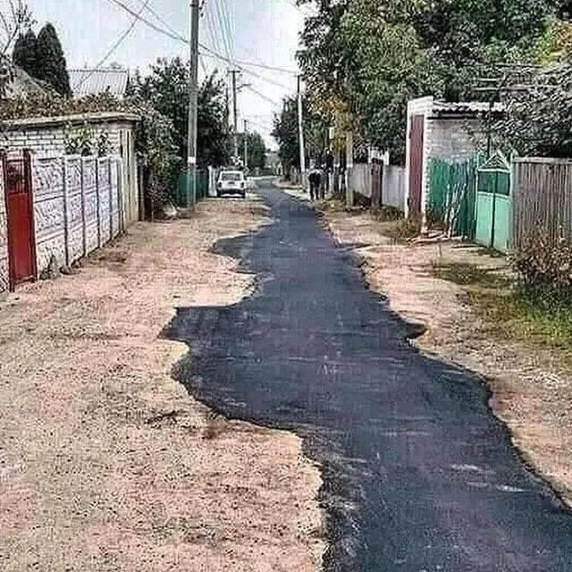 6 Potret Perbaikan Jalanan Aspal Tak Selesai Ini Nyeleneh, Bikin Elus Dada