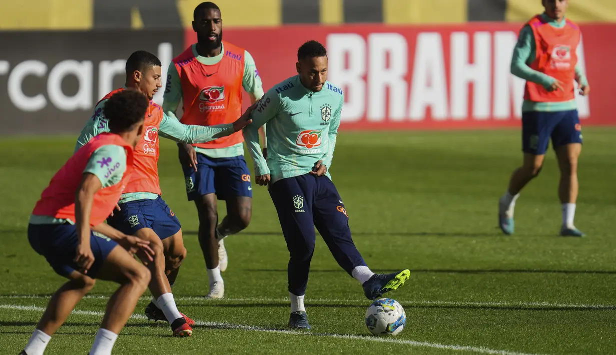 Penyerang Brasil, Neymar menendang bola saat sesi latihan menjelang pertandingan kualifikasi Piala Dunia 2026, di Montevideo, Uruguay, Minggu, 15 Oktober 2023. (AP Photo/Matilde Campodonico)
