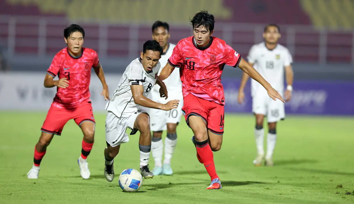 Pemain Timnas Indonesia U-23, Muhammad Rayhan Hannan (tengah) berebut bola dengan Jeong Jaesang (Korea Selatan) pada laga Kualifikasi Piala Asia U-23 2026 Grup J yang digelar di Stadion Gelora Deltra, Sidoarjo, Jawa Timur, Selasa (9/9/2025) malam WIB. (Bola.com/Abdul Aziz)