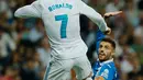 Pemain Real Madrid, Cristiano Ronaldo mrelompat untuk melakukan sundulan dalam lanjutan La Liga 2017/2018 melawan Espanyol di Santiago Bernabeu, Minggu (1/10). Real Madrid sukses menundukkan Espanyol dua gol tanpa balas. (AP/Paul White)