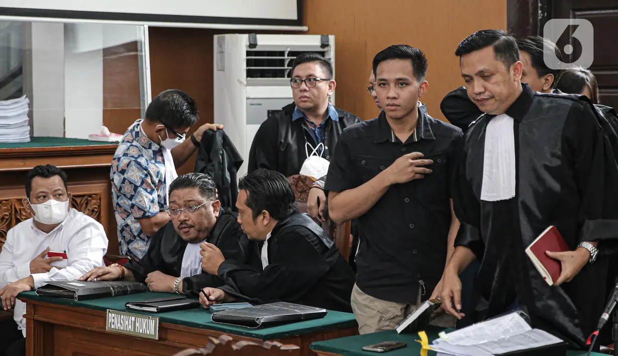 Terdakwa kasus dugaan pembunuhan berencana terhadap Brigadir Nofriansyah Yosua Hutabarat, Richard Eliezer (kedua kanan) usai menjalani sidang lanjutan di Pengadilan Negeri Jakarta Selatan, Rabu (7/12/2022). Ferdy Sambo menjadi saksi untuk terdakwa Richard Eliezer, Ricky Rizal dan Kuat Ma'ruf di persidangan perkara pembunuhan berencana Brigadir J. (Liputan6.com/Faizal Fanani)