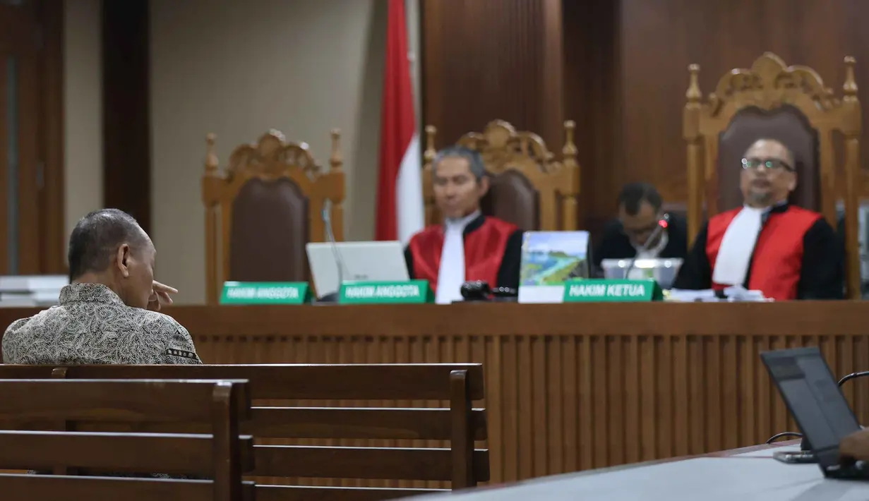 Untuk diketahui, persidangan ini berkaitan dengan dugaan penerimaan gratifikasi senilai Rp137 miliar oleh Nurhadi yang kemudian disamarkan melalui berbagai aset (pencucian uang). Tampak dalam foto, terdakwa kasus dugaan gratifikasi dan Tindak Pidana Pencucian Uang (TPPU) yang juga mantan Sekretaris Mahkamah Agung (MA), Nurhadi (kiri), saat mengikuti sidang pembacaan putusan di Pengadilan Tindak Pidana Korupsi (Tipikor) Jakarta, Rabu (1/4/2026). (Kapanlagi.com/Budy Susanto)