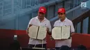 Menteri Perhubungan Budi Karya Sumadi (kiri) bersama Direktur Utama Bank BRI Suprajarto menunjukan MoU kerjasama Sistem Penerbitan Izin Online dan Multimoda (Spionam), E-Ticketing, dan E-Tilang di Jakarta, Minggu (4/3). (Liputan6.com/Faizal Fanani)