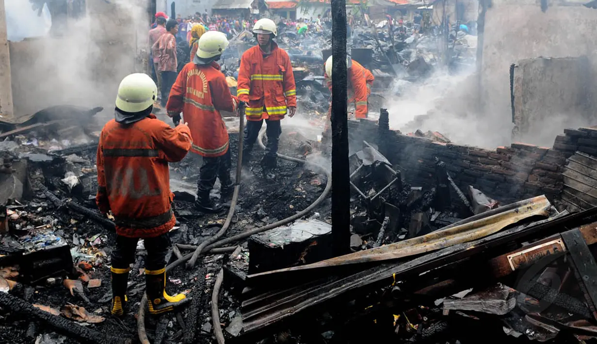 Petugas pemadam kebakaran melakukan proses pendinginan. (Liputan6.com/Andrian M Tunay)