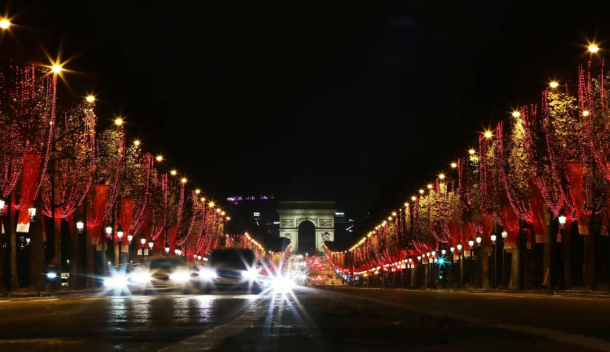 Champs-Elysees Avenue dan Arc de Triomphe tampak terang usai lampu Natal dinyalakan di Paris, Prancis, pada 22 November 2020. Upacara penyalaan lampu digelar pada Minggu (22/11), tetapi penonton tidak diizinkan datang ke lokasi lantaran diberlakukannya kebijakan lockdown COVID-19. (Xinhua/Gao Jing)