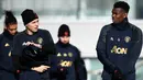 Pemain Manchester United, Paul Pogba bersama Victor Lindelof, saat latihan jelang laga 16 besar Liga Champions di Kompleks Carrington, Manchester, Senin (11/2). MU akan menjamu PSG pada leg pertama di Stadion Old Trafford. (AFP/Franck Fife)