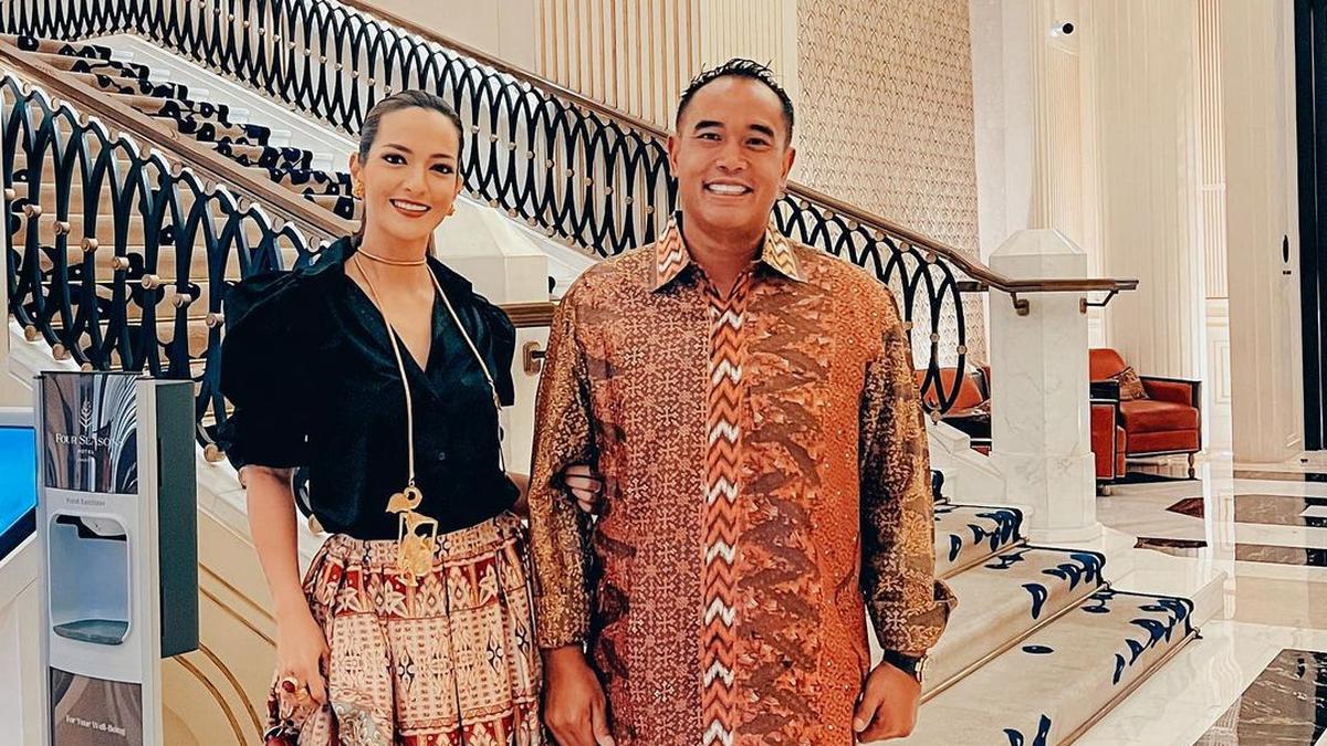 Model Batik Kekinian ala Nia Ramadhani, Berkelas untuk Wanita dengan Tinggi 170cm-an