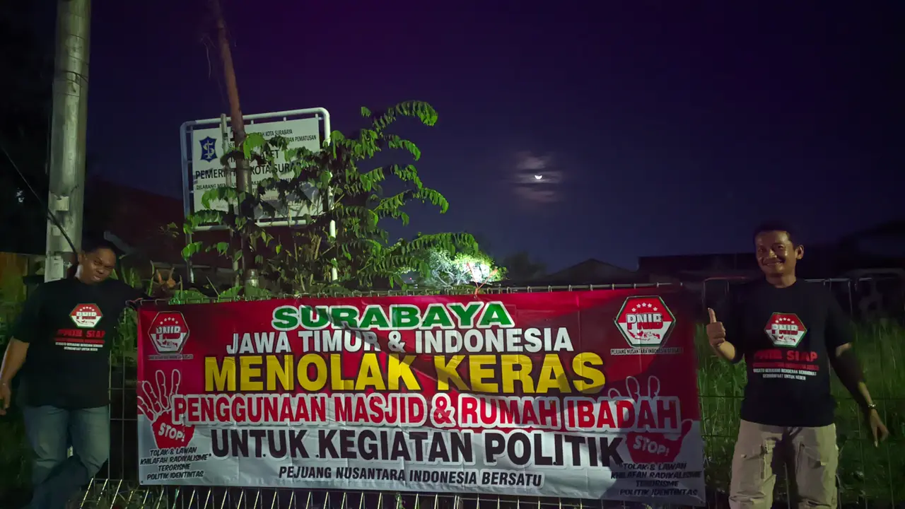 Kelompok penolak Anies Baswedan di Jatim membentangkan spanduk. (Istimewa)