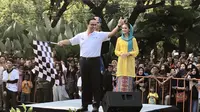 Anies Baswedan melepas Jakarnaval 2019 di depan Balai Kota DKI Jakarta. (Ratu Annisaa Suryasumirat)
