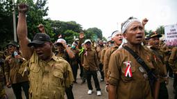 Pegawai Perhutani berunjuk rasa di kawasan Patung Kuda, Jakarta, Rabu (18/5/2022). Pegawai Perhutani khawatir bakal terjadi pengurangan karyawan secara besar-besaran setelah terbitnya SK 287 LHK Tahun 2022. (Liputan6.com/Faizal Fanani)