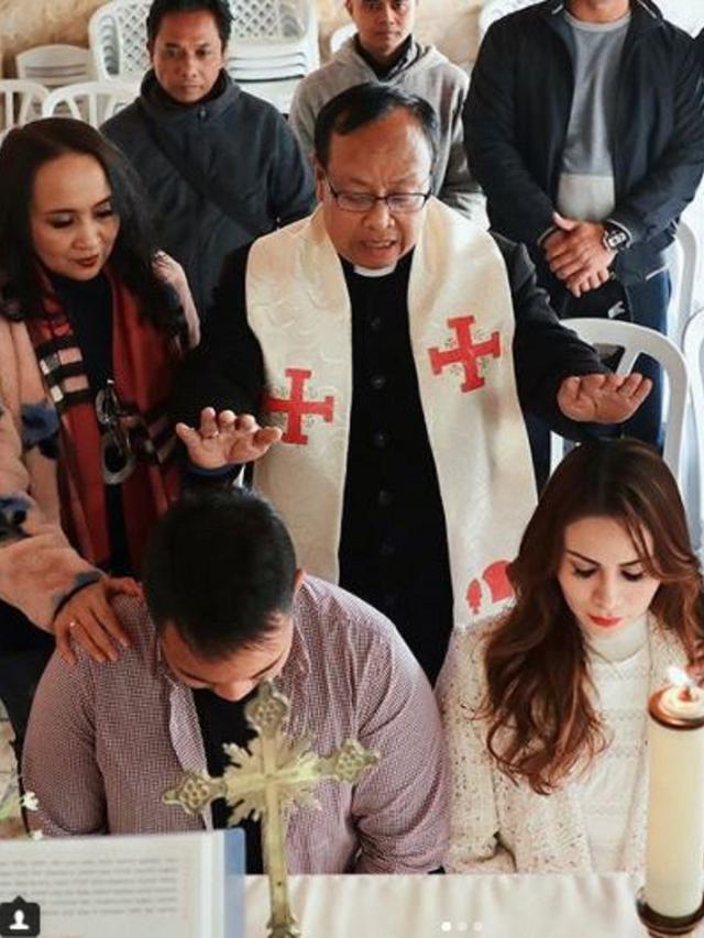 Bersama Suami, Momo Geisha Pamer Foto Peneguhan Pernikahan 