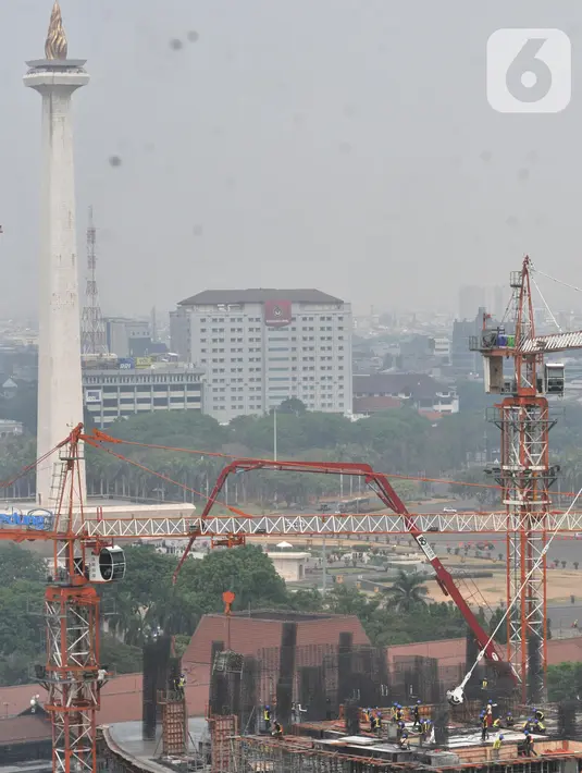Aktivitas pekerja konstruksi menyelesaikan gedung bertingkat di Jakarta, Selasa (29/10/2019). Sertifikasi sebagai upaya pemerintah dalam memenuhi kebutuhan pekerja yang memiliki kompetensi guna menunjang pengerjaan proyek infrastrukstur saat ini dan masa mendatang. (merdeka.com/Iqbal S. Nugroho)