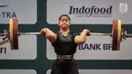Lifter Indonesia Melinda Gusti melakukan angkatan clean and jerk pada nomor angkat besi putri 75 Kg 18th Asian Games Invitation Tournament di JiExpo, Jakarta, Senin (12/2). Melinda memperoleh emas pada nomor tersebut. (Liputan6.com/Faizal Fanani)