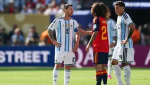Viral Marc Cucurella Bawa Trofi Piala Dunia 2026 Pakai Kantung Kresek, Ternyata Mainan