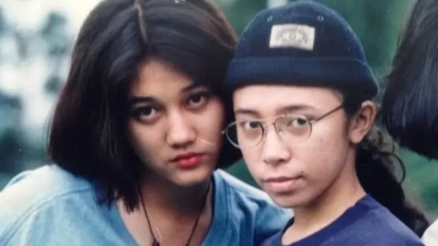 6 Foto Jadul Melly Goeslaw Dari Kecil Hingga Remaja, Sahabat Nike Ardilla