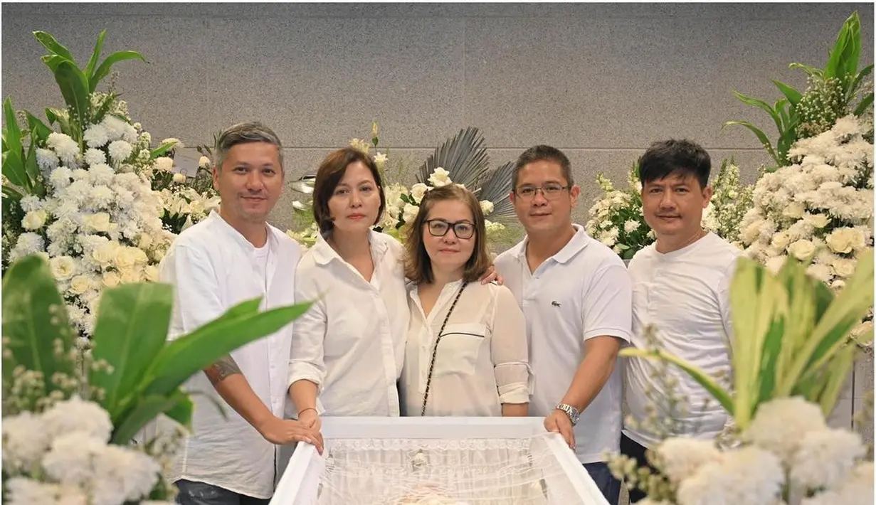 Kepergian Farida Sabtijastuti menyisakan luka batin dengan kedalaman tak terukur. Namun Gading Marten bersyukur melihat ibunda pulang dalam senyum. “Sakit ini tidak menghilangkan senyum cantik di wajahmu. Engkau memenangkan pertarungan, Ma. Engkau bisa menari sesering yang kau inginkan,” bintang sinetron Kisah Sedih Di Hari Minggu menyambung. (Foto: Dok. Instagram @gadiiing)
