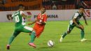 Pemain Persija, Pandi Lestaluhu (tengah), berusaha melewati hadangan pemain PS TNI pada lanjutan Grup D Piala Jenderal Sudirman 2015 di Stadion Manahan, Solo, Selasa (15/12/2015). (Bola.com/Nicklas Hanoatubun)