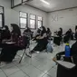 Siswa SMP menerapkan jarak sosial saat pembelajaran tatap muka di Sekolah Islam Ibnu Aqil Ibnu Sina, Soreang, Bandung, Jawa Barat, Rabu (5/8/2020). Indonesia akan mengizinkan sekolah di zona hijau COVID-19 melakukan pembelajaran tatap muka di bawah protokol kesehatan yang ketat. (Xinhua/Septianjar)