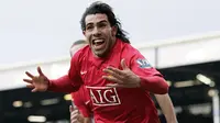 Carlos Tevez. Striker yang kini berusia 38 tahun dan baru saja pensiun pada Juni 2022 bersama Boca Juniors ini pernah berseragam Manchester United selama 2 musim. Ia didatangkan MU dengan status pinjaman dari West Ham United pada awal musim 2007/2008. Setelah sukses meraih gelar Liga Inggris dan Liga Champions pada musim 2007/2008, pada akhir musim 2008/2009 ia justru meninggalkan MU untuk membela Manchester City. Total ia tampil dalam 99 laga di semua ajang bersama MU dengan torehan 34 gol dan 14 assist. (AFP/Paul Ellis)