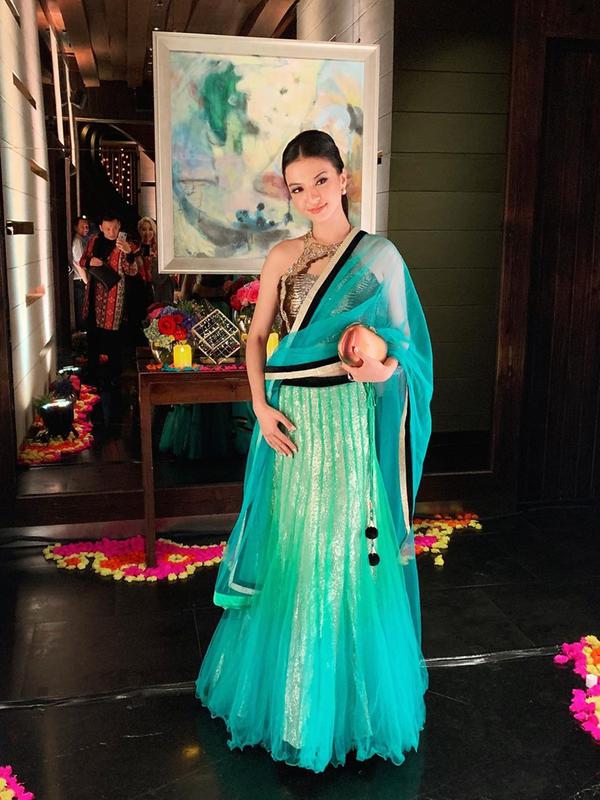 Potret selebriti Tanah Air tampil menawan dengan pakaian India di acara Diwali. (Sumber: Instagram/@ralineshah)