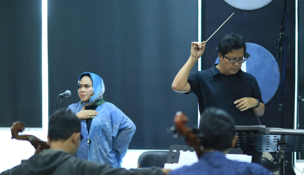 "Senang berkolaborasi dengan artis-artis seperti Isyana. Ini genre yang lain. Kalau seperti Lesti, Afgan, Raisa udah pernah. Warnanya udah ketahuan. Sekarang ama Isyana mudah-mudahan," kata Hetty Koes Endang, Minggu (8/1). (Adrian Putra/Bintang.com)