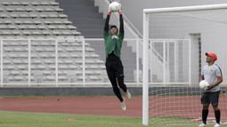 Kiper Timnas Indonesia U-22, Satria Tama, menangkap bola saat latihan di Stadion Madya, Jakarta, Jumat (18/1). Latihan ini merupakan persiapan jelang Piala AFF U-22. (Bola.com/Yoppy Renato)