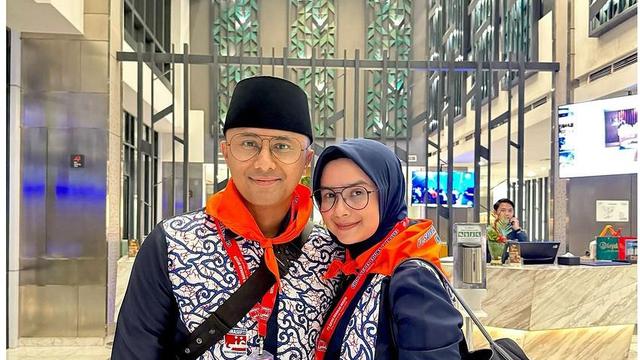 7 Potret Hengky Kurniawan dan Sonya Fatmala saat Jalani Umroh, Curi Perhatian