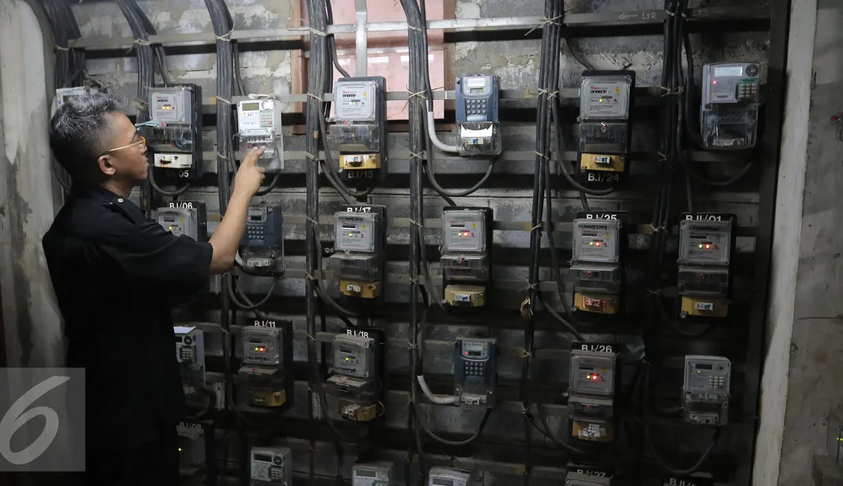 Warga mengecek meteran listrik di rusun tempat tinggalnya,  Jakarta, Rabu (13/4). Tarif listrik untuk golongan rumah tangga (R1) 900VA akan naik sebesar 140% mulai 1 Juli 2016. (Liputan6.com/Angga Yuniar)