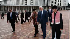 Wakil Presiden AS Mike Pence didampingi Imam Besar Nasaruddin Umar dan Ketua Dewan Eksekutif Manajemen Masjid Istiqlal Muhammad Muzammil Basyuni saat berkunjung ke Masjid Istiqlal di Jakarta, Rabu (20/4). (AFP Photo / Pool / Adi Weda)