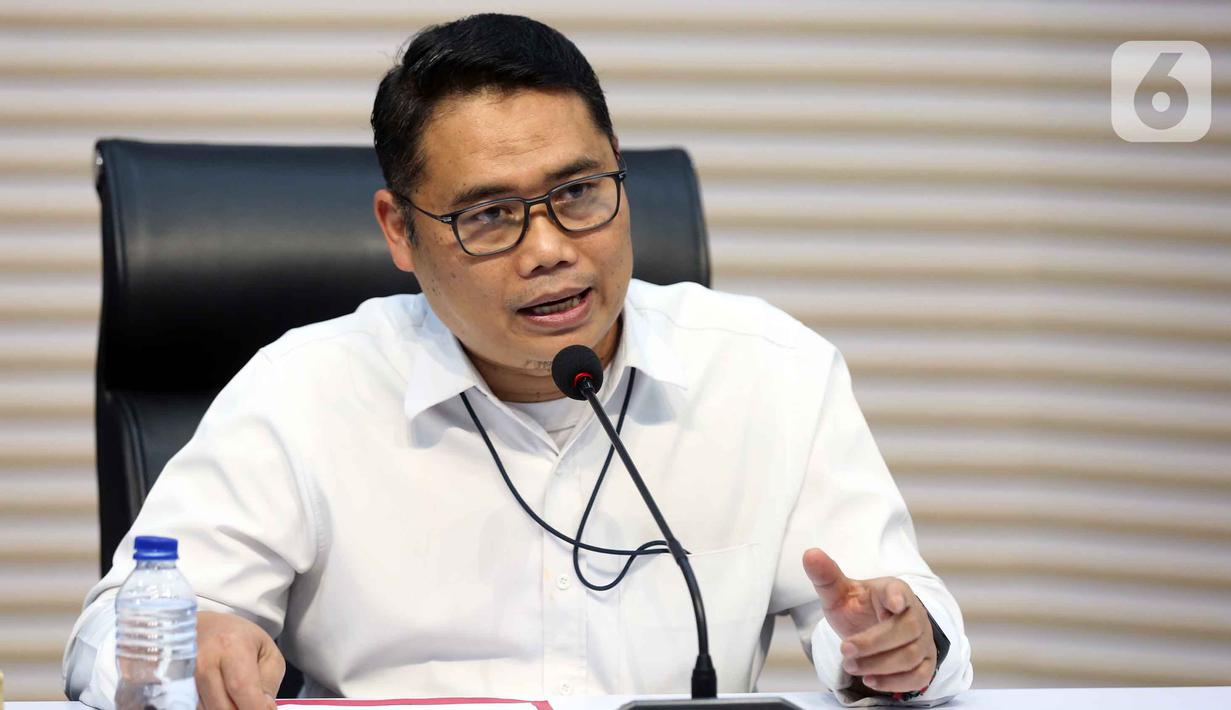 Pihak yang ditangkap langsung dibawa ke gedung Merah Putih KPK untuk diperiksa secara intensif. Tampak dalam foto, Plt Deputi Penindakan dan Eksekusi KPK, Asep Guntur Rahayu saat memberi keterangan  penetapan dan penahanan terduga pelaku tindak pidana korupsi terkait penerimaan atau janji dalam pengurusan sengketa lahan di Pengadilan Negeri Depok di gedung Merah Putih Komisi Pemberantasan Korupsi (KPK), Jakarta, Jumat (6/2/2026). (Liputan6.com/Helmi Fithriansyah)