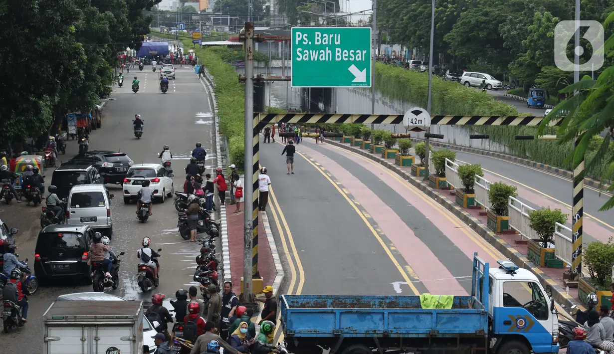 Suasana terowongan di Jalan Angkasa yang tergenang banjir Jakarta, Selasa (25/2/2020). Hujan yang mengguyur Jakarta sejak Senin (24/2) malam membuat sejumlah kali meluap dan menyebabkan banjir di terowongan tersebut. (Liputan6.com/Helmi Fithriansyah)