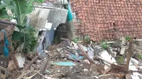 Satu orang sempat tertimbun material longsor yang terjadi di lahan PT KAI di Jalur Bogor-Sukabumi. (Liputan6.com/Achmad Sudarno)