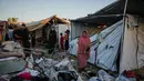 Warga Palestina yang mengungsi memeriksa kerusakan akibat serangan tentara Israel di kamp tenda mereka di Deir al-Balah, Jalur Gaza, Rabu 29 Oktober 2025. Serangan udara Israel ini melanggar kesepakatan gencatan senjata yang dimediasi oleh Amerika Serikat pada 10 Oktober 2025 lalu. (AP Photo/Abdel Kareem Hana)