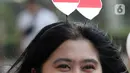 Sebagian dari suporter wanita mengenakan aksesoris khusus berbau Timnas Indonesia. (Liputan6.com/Herman Zakharia)
