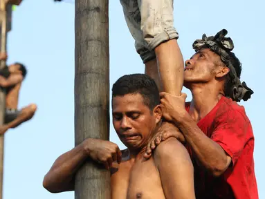 Peserta mengikuti lomba panjat pinang di Taman Impian Jaya Ancol, Jakarta, Rabu (17/8). Sebanyak 171 batang pohon pinang disiapkan panitia dalam rangka memeriahkan Hari Kemerdekaan RI yang ke-71. (Liputan6.com/Immanuel Antonius)