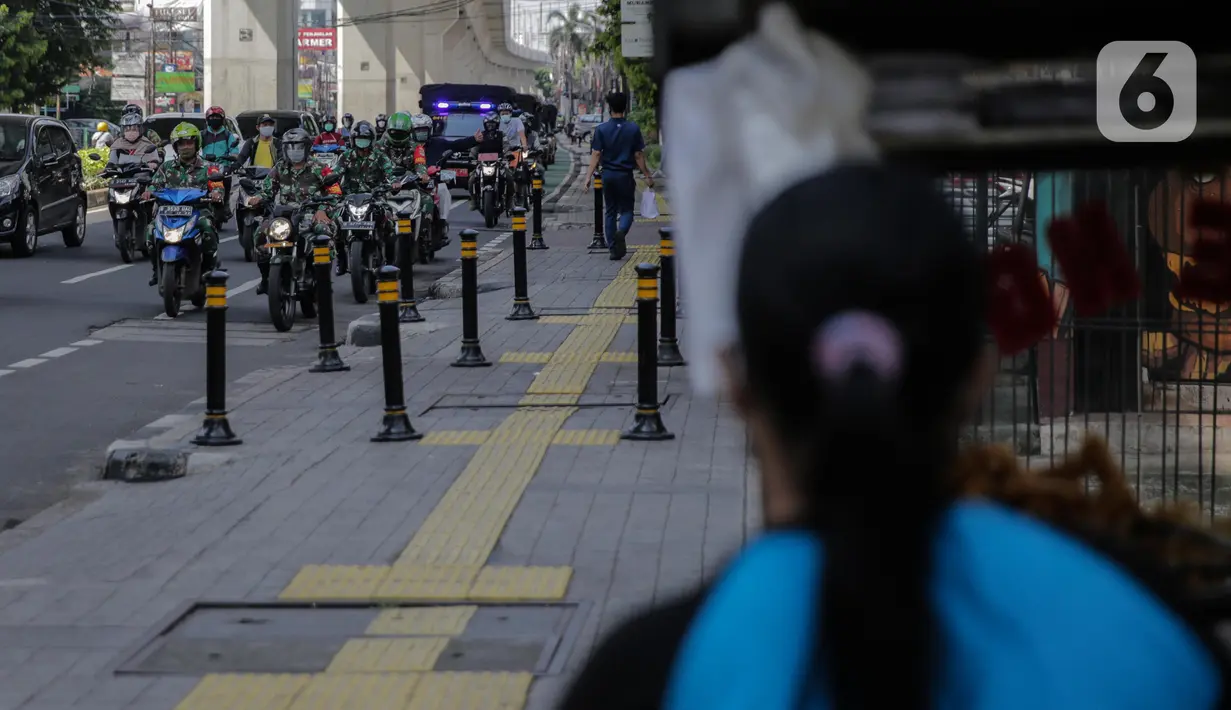 Petugas gabungan dari Satpol PP, Dishub, polisi hingga TNI melakukan patroli di kawasan Jalan Fatmawati, Jakarta, Kamis (15/4/2020). Patroli gabungan tersebut untuk mengimbau masyarakat agar tetap dirumah dan selalu menggunakan masker saat beraktivitas di luar rumah. (Liputan6.com/Faizal Fanani)
