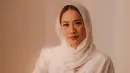 Kecantikan wanita 39 tahun ini saat pakai kerudung membuat banyak orang terpesona. Bunga Citra Lestari dengan kerudung putih yang menutupi sebagian besar rambutnya, tampak begitu tenang dan manis.(Liputan6.com/IG/@bclsinclair)