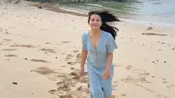 Prilly langsung ke pantai sesaat setelah bangun tidur, tanpa memakai makeup terlebih dahulu. [Foto: Instagram/ prillylatuconsina96]