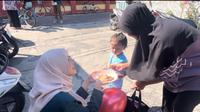 Seorang mahasiswa dari Tim 144 KKN Tematik Undip mempresentasikan trik memberikan nugget ikan kembung kepada warga untuk mengatasi anak-anak yang sulit makan dan terjebak maanan instan. Foto: liputan6.com/edhie prayitno ige&nbsp;