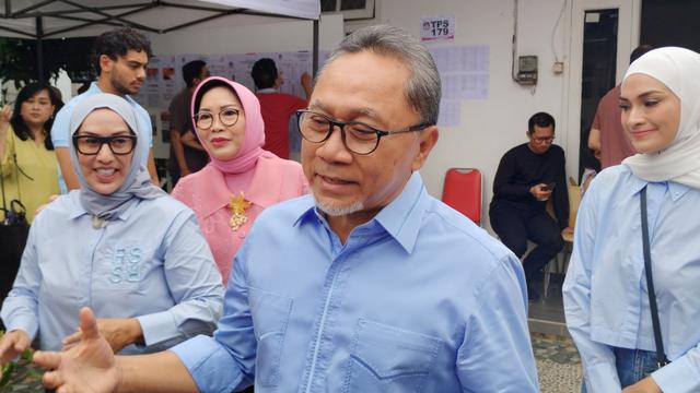 Menteri Perdagangan (Mendag) Zulkifli Hasan atau akrab disapa Zulhas buka suara terkait kelangkaan beras kepada wartawan usai pencoblosan di Jakarta, Rabu (14/2/2024). (Gagas/Liputan6.com)