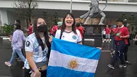 Rivani dan Nadia, dua dara fans berat Timnas Argentina saat bertemu Bola.com jelang pertandingan Timnas Indonesia versus Argentina di SUGBK hari Senin (19/06/2023). (Muhammad Adiyaksa/Bola.com)