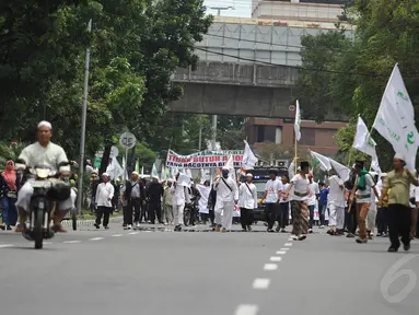 Massa melakukan long march dari Bundaran HI sampai di Balaikota, Jakarta, Senin (1/12/2014). (Liputan6.com/Faizal Fanani)