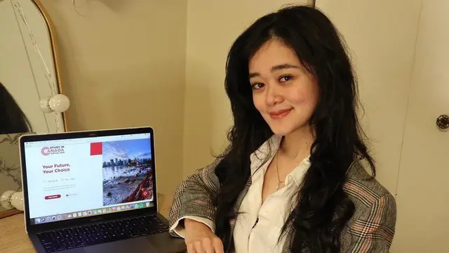[Fimela] Lama Tak Muncul, Ini 7 Potret Anggun Gisela Cindy yang Jadi Wanita Karier di Kanada