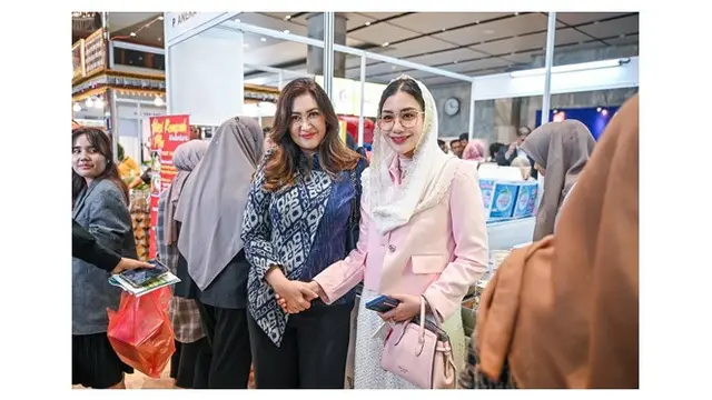 6 Gaya Baju Batik Kantor Wanita Ala Nafa Urbach, Modern dan Elegan