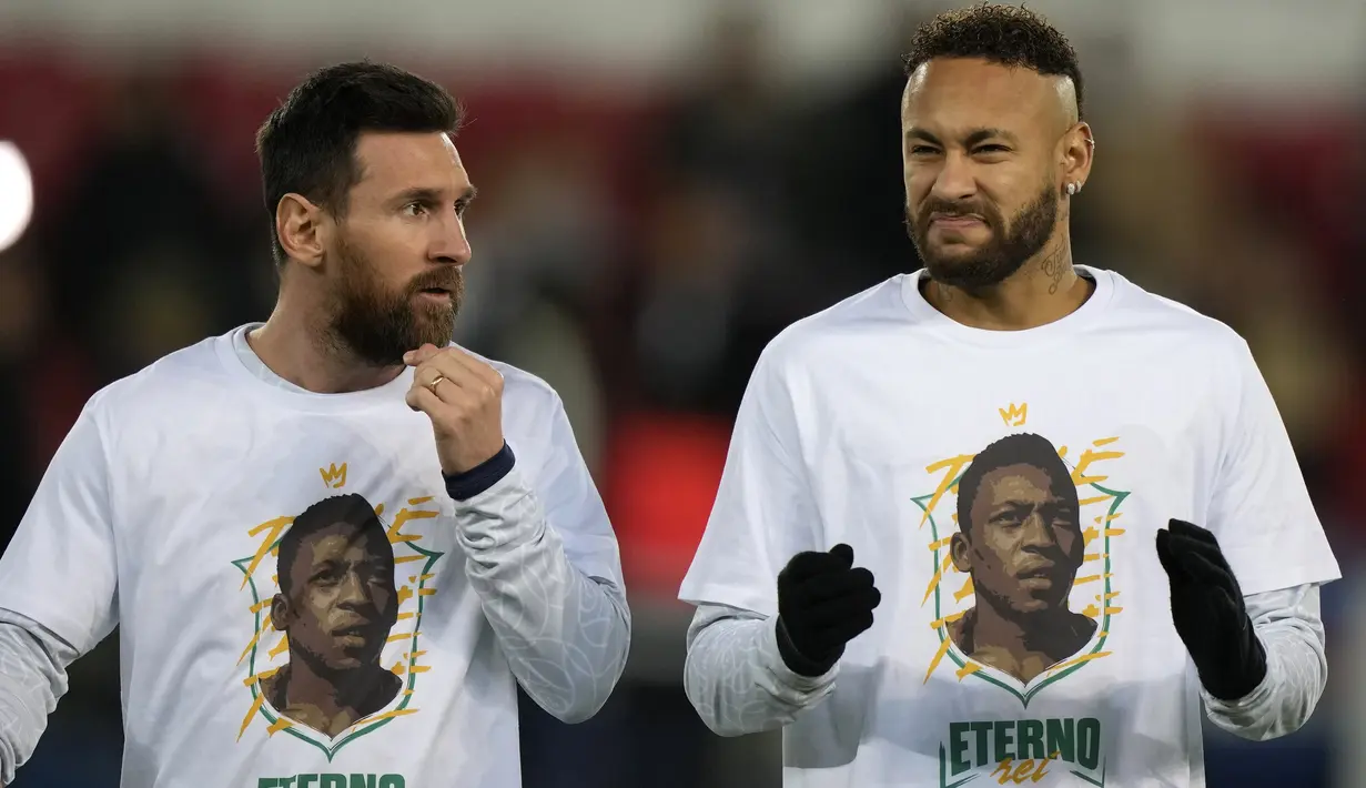 Penyerang Paris Saint-Germain (PSG) Lionel Messi berbicara dengan Neymar mengenakan kaos dengan potret mendiang legenda sepak bola Brasil Pele sebelum lanjutan Liga Prancis 2022/2023 melawan Angers di Parc des Princes, Kamis (12/1/2023) dini hari WIB. Para pemain PSG memberikan tribute spesial untuk Edson Arantes do Nascimento atau lebih dikenal sebagai Pele. (AP Photo/Francois Mori)