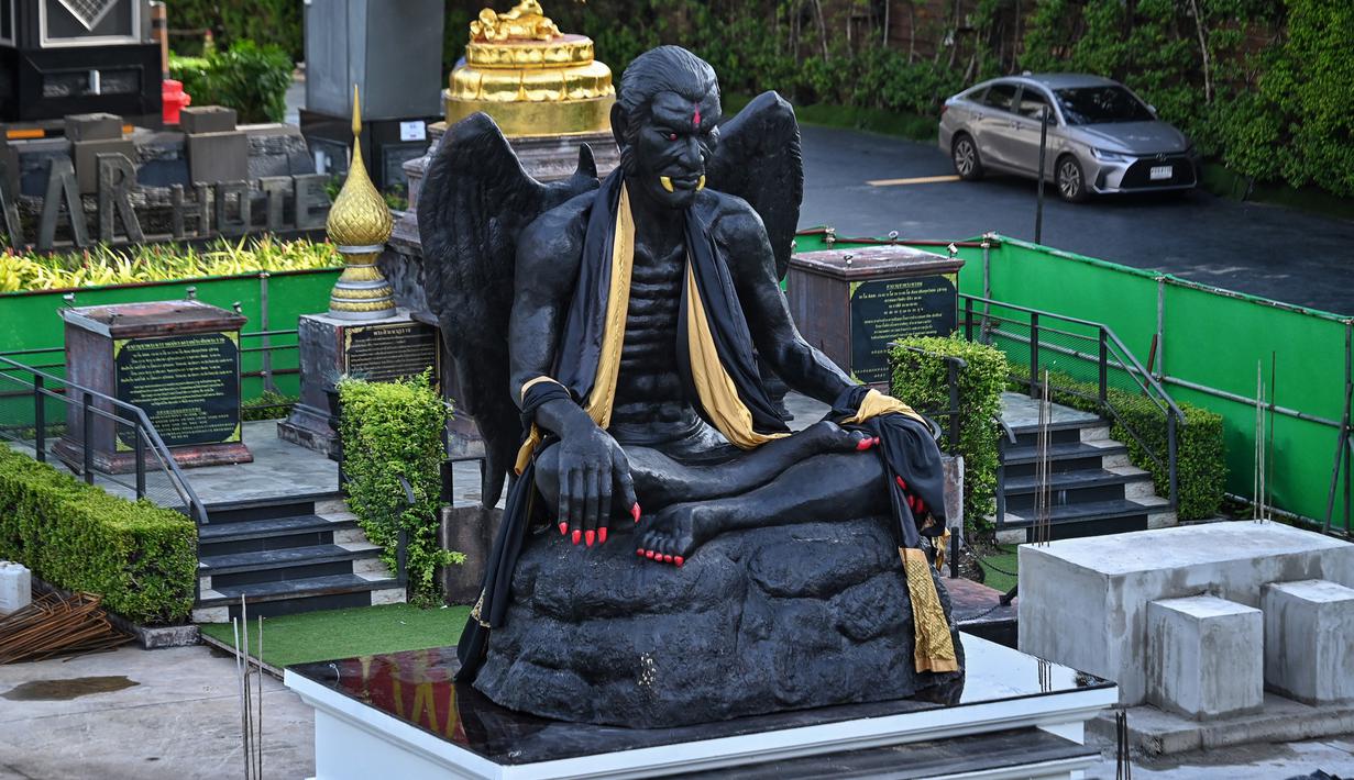 Ibu kota Thailand yang menganut agama Buddha ini memiliki banyak sekali kuil untuk memuja roh dan dewa, baik yang besar maupun yang kecil, dan banyak yang berdoa dan meninggalkan persembahan dengan keyakinan bahwa mereka akan turun tangan dan membawa keberuntungan. (Lillian SUWANRUMPHA / AFP)